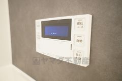 お湯張り、追い炊き、足し湯がボタン一つで楽々操作できる給湯機リモコンです＾＾忙しい夕飯の準備の時間帯に重宝しますね。