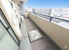 陽当たりの良いバルコニーです。お洗濯やお布団干しはもちろん、日光浴スペースにも＾＾ 2面バルコニーで陽当たり＆風通し良好。 