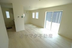 日当たり、風通し良好です。流行に左右されないベーシックなカラーリングは、永住にふさわしい佇まいです。