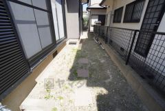 お庭付き＾＾日光浴やガーデニングはもちろん、お子さまの外遊びの場としても＾＾リビング・和室からも様子が見守れるので安心です＾＾