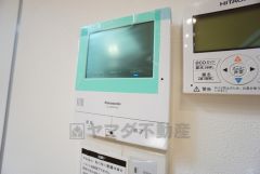 防犯はもちろん、セールスマン対策にもなるモニター付きインターホンです。 来訪者の顔が見えるので安心ですね＾＾