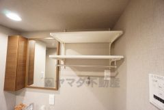 便利な洗面室収納。散らかりがちなバスタオルや清掃用品、化粧品や予備のシャンプー等もきれいに整頓できますね。