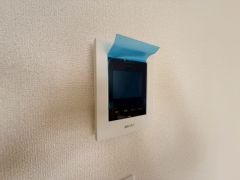 防犯はもちろん、セールスマン対策にもなるモニター付きインターホンです。 来訪者の顔が見えるので安心ですね＾＾