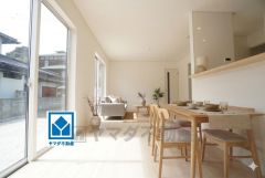 大きな掃き出し窓のあるリビングは、陽光あふれる明るい空間です。ゆったりと寛げる憩いの場となりそうです。家具はCGによるイメージ画像