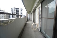 広々としたバルコニー。 天気のいい日にはお布団もまとめて干せそうですね＾＾日当たり、風通し良好です＾＾