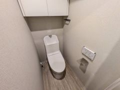 ウォシュレット、暖房便座、節電・節水機能など、使い勝手のよい高機能トイレです。 上部には収納棚が付いています＾＾