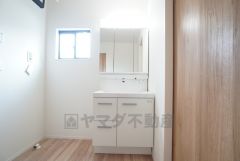 三面鏡裏収納付き洗面化粧台です＾＾ 歯磨きセットやスキンケア用品などの収納に便利ですね。 ランドリースペース上部には窓も付いており換気に便利です＾＾