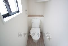 1階2階の2ヶ所にトイレがありますので、忙しい朝にも家族に気を使わず、ゆとりが生まれますね＾＾ 小窓付きで換気する時に便利です＾＾