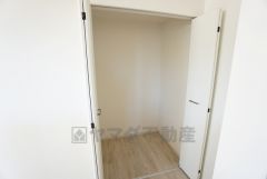 キッチンそばに収納あり。食品貯蔵も、あまり人に見られたくない清掃道具などリビング収納としても＾＾