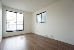 8.25帖。主寝室としてお使いいただけそうなこちらのお部屋は、日当たりが良く、爽やかな風を感じて起きる朝は、快適生活の始まりに。 