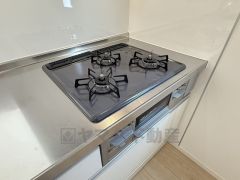 3種類の料理が同時に調理できる、3口ガスコンロ。忙しい夕食の支度時間が短縮できて効率よくお料理が楽しめます。