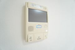 防犯性、セキュリティ対策に安心できるテレビモニター付きインターフォンです。セールスマン対策にもなり安心できます。