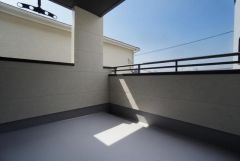 幅広のインナーバルコニーは多少の雨でも洗濯物を守ってくれ、家事を助けてくれること間違いなし。眩しすぎる日差しも和らげます。