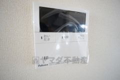 キッチン横からお湯張り、追い炊き、足し湯がボタン一つで楽々操作できる給湯機リモコンです。忙しい夕飯準備の時間帯に重宝しますね。