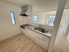 対面式キッチンなのでリビングにいるご家族とコミュニケーションを取りながら洗い物や、お料理が楽しめそうですね＾＾