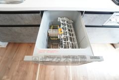 炊事時間を大幅に短縮できる食器洗浄乾燥機付き＾＾食器を洗う手間が減るので家族とのコミュニケーションの時間や自分の時間が増えますね。