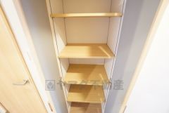 洗面室前には収納スペースが設けられています。用品やタオルなどの収納にも＾＾キッチンに近いので食品の収納にも＾＾