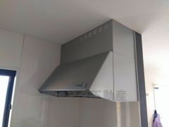 コンロ上には換気扇完備＾＾すぐ横に小窓が設けられているので、換気扇と合わせてWで換気できます＾＾ 