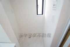 ランドリースペース上部には窓も付いており換気に便利です＾＾