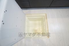 キッチンに床下収納があります。長期保存ができるもの、調理器具、防災グッズを入れておくのもいいですね。