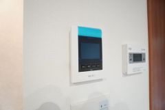 防犯はもちろん、セールスマン対策にもなるモニター付きインターホンです。 来訪者の顔が見えるので安心ですね＾＾