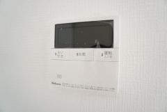 キッチン横からお湯張り、追い炊き、足し湯がボタン一つで楽々操作できる給湯機リモコンです。忙しい夕飯準備の時間帯に重宝しますね。