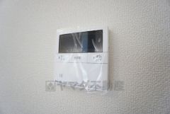 キッチン横からお湯張り、追い炊き、足し湯がボタン一つで楽々操作できる給湯機リモコンです＾＾忙しい夕飯の準備の時間帯に重宝しますね。 