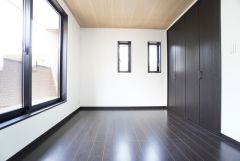 主寝室としてお使いいただけそうなこちらのお部屋は、日当たりが良く、爽やかな風を感じて起きる朝は、快適生活の始まりに。