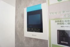 防犯はもちろん、セールスマン対策にもなるモニター付きインターホンです。 来訪者の顔が見えるので安心ですね＾＾