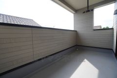 幅広のインナーバルコニーは多少の雨でも洗濯物を守ってくれ、家事を助けてくれること間違いなし。眩しすぎる日差しも和らげます。