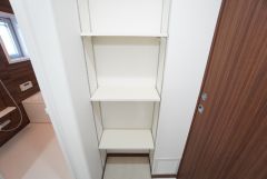 洗面台の向いにも可動棚収納が設けられています＾＾雑然とした洗面室がすっきり片付けやすくなります。