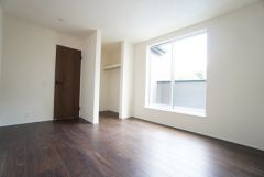主寝室としてお使いいただけそうなこちらのお部屋は、日当たりが良く、爽やかな風を感じて起きる朝は、快適生活の始まりに。