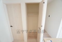 キッチン横に広々としたパントリー付き＾＾洗面室にも近く、食料品だけでなく日用品などの収納にも＾＾