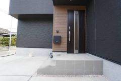 家の顔となる玄関扉がかっこいいと、たくさんの人を招き入れたくなりますね＾＾