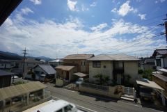 目の前に日差しを遮る建物がないので、日当たり＆風通し良好です＾＾心地よい自然の光や風を感じることができ、ほどよく開放感のある空間がつくれます。