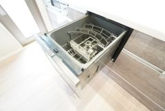 食事の後の手間を解消する食器洗い乾燥機付。冬場の洗い物で手荒れの悩みもなくなります。手洗いよりも節約できて便利。