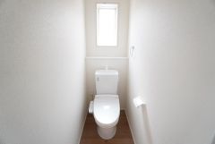 温水洗浄機付トイレです。節水機能もあるので、安心して使えますね。もちろん、1階2階の2ヶ所にトイレがあるので、忙しい朝にもゆとりができますね。
