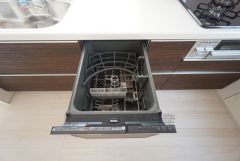 炊事時間を大幅に短縮できる食器洗浄乾燥機付き＾＾食器を洗う手間が減るので家族とのコミュニケーションの時間や自分の時間が増えますね。