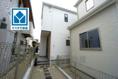 玄関が奥まっているのでお子様が道路に飛びだしてしまう心配が軽減されそうですね＾＾