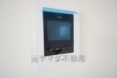 防犯はもちろん、セールスマン対策にもなるモニター付きインターホンです。 来訪者の顔が見えるので安心ですね＾＾