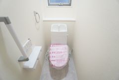 温水洗浄機付トイレです。節水機能もあるので、安心して使えますね。