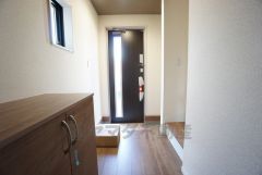 玄関扉にスリットのある明るい玄関です＾＾シューズボックス付きなので、家族全員の靴がきれいに整頓できます。