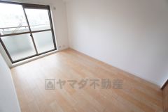 6帖。採光を確保した明るい室内は、風通しも良く、大変居心地の良い空間となっております。日当たりがよく、子供部屋としての利用もおすすめ。 