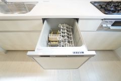 炊事時間を大幅に短縮できる食器洗浄乾燥機付き＾＾食器を洗う手間が減るので家族とのコミュニケーションの時間や自分の時間が増えますね。