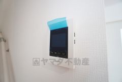 防犯はもちろん、セールスマン対策にもなるモニター付きインターホンです。 来訪者の顔が見えるので安心ですね＾＾