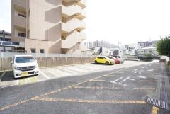 敷地内駐車場あり。 空有：（9，000円／月額）。最新の空き状況については、お問い合わせください＾＾ 