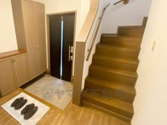 お子様も高齢の方も安心して上り下りができる手摺がついた安心設計です。