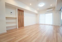 大きな掃き出し窓のあるリビングは、陽光あふれる明るい空間です。 収納棚付きなので、爪切りやお薬箱などの細かな生活用品、学校関係の書類などもスッキリ収納できそうですね＾＾