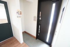 採光も考えられた明るい玄関です。玄関横にはSIC付き。靴だけではなく、傘やお子様用の遊び道具、高さのあるアウトドア用品等も収納できます。