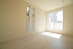 木目調のシンプルデザインで落ち着きと安らぎの空間に仕上げています。各部屋に収納が完備されているので、お荷物が増えても安心の設計です。